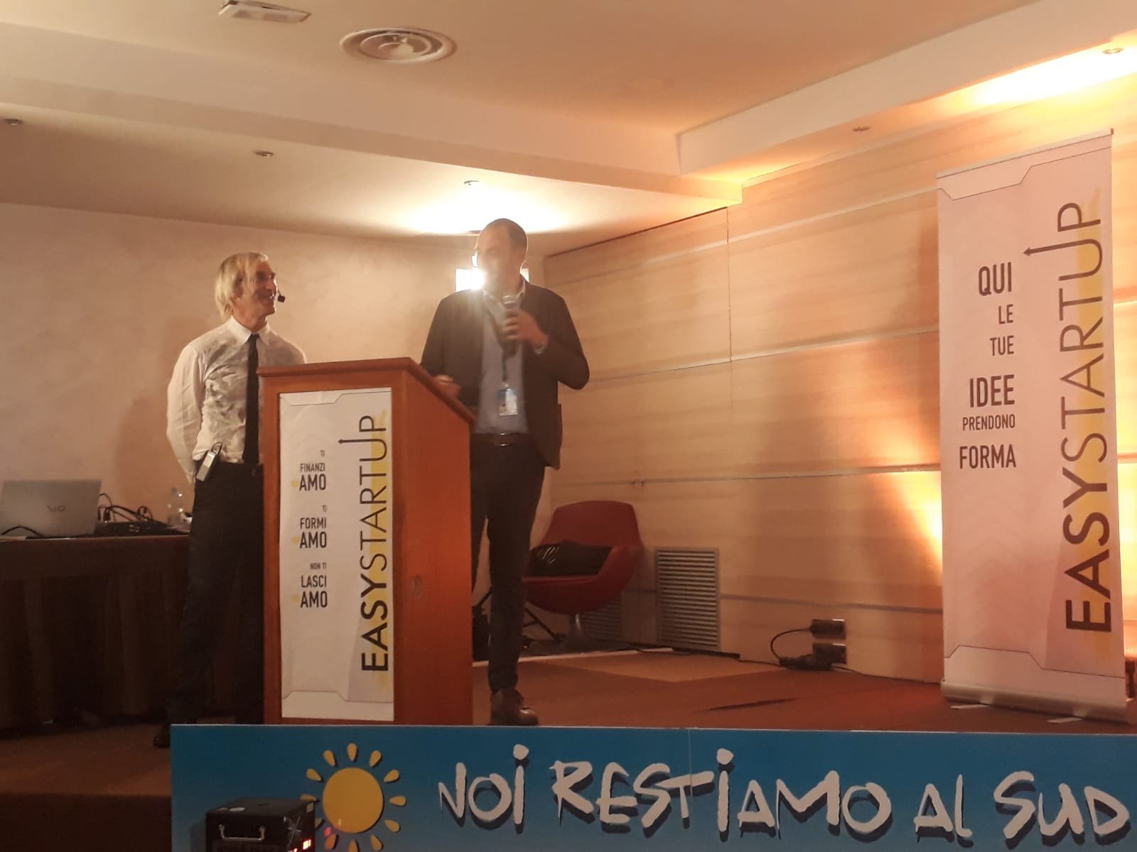 Gianluca Matrullo sul palco con Salvatore Papa all’evento Noi restiamo al Sud a Napoli