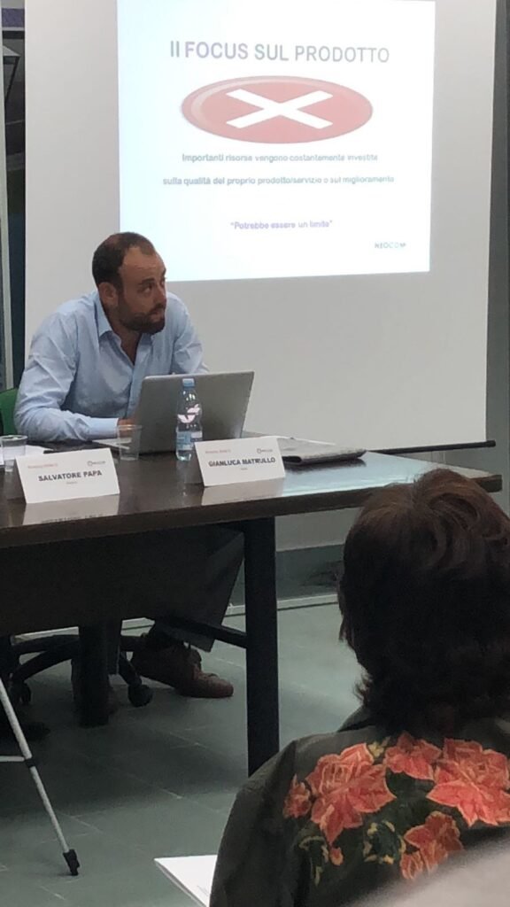 Gianluca Matrullo speaking at the workshop Scopri il metodo per uscire dalla guerra dei prezzi in Gaeta
